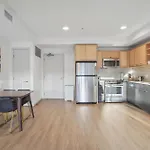 A Hollywood Escape Modern 2-Bedroom Complete W Hot Tub For Pure Bliss