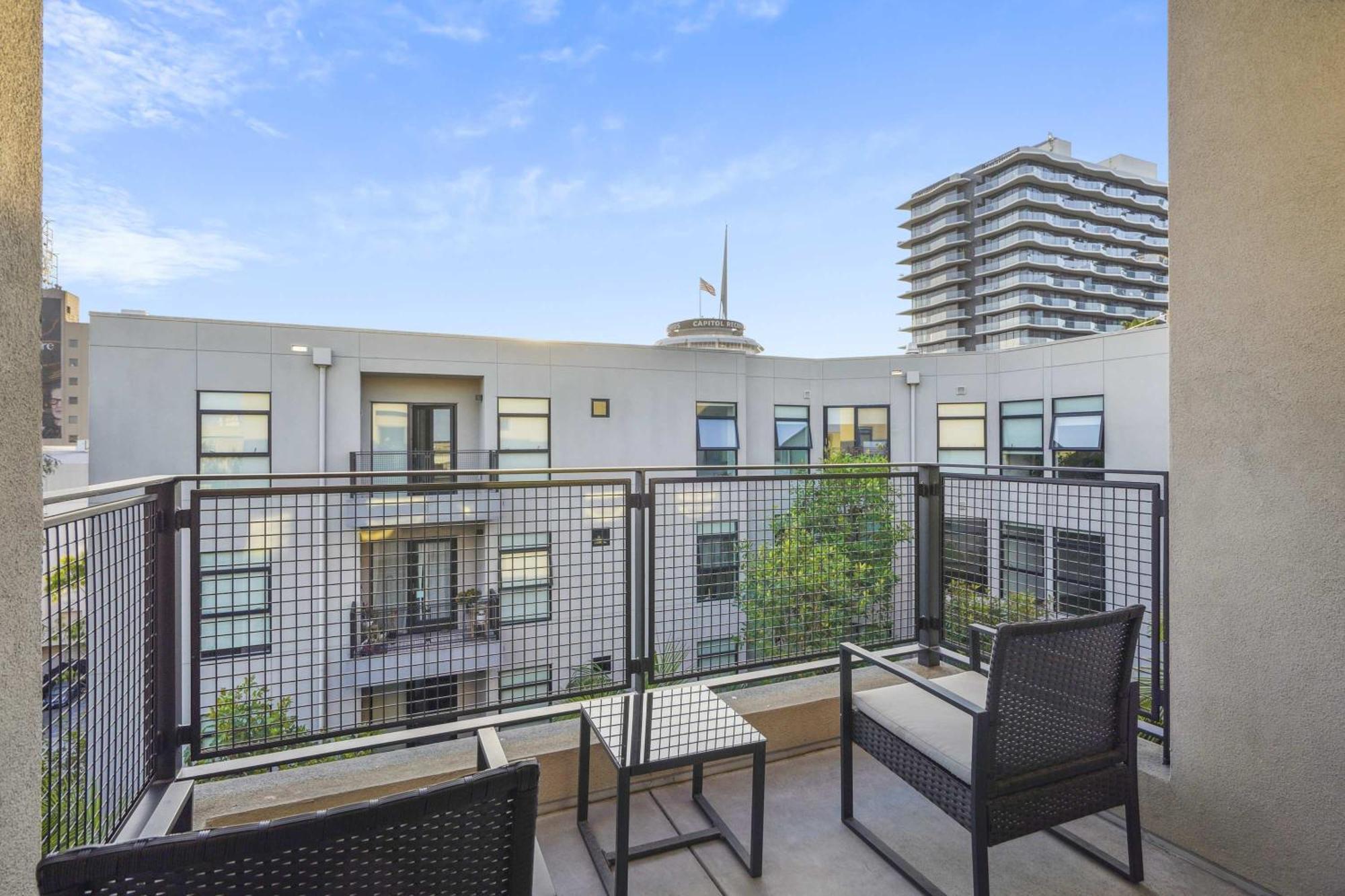 Apartment A Hollywood Escape Modern 2-bedroom Complete W Hot Tub For Pure Bliss Los Angeles