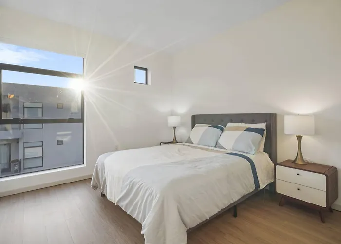 A Hollywood Escape Modern 2-Bedroom Complete W Hot Tub For Pure Bliss